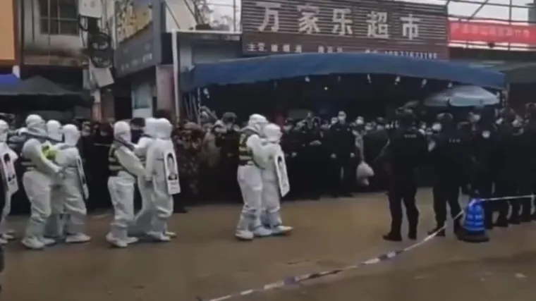 VIDEO Kontroverzan potez u Kini: Prekr&scaron;itelji mjera javno osramoćeni, &scaron;etali ulicom s kartonom sa svojim imenom i fotografijom
