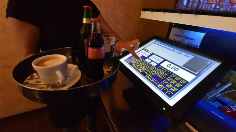 Gosti se u kafiću u Požegi posvađali pa potukli, ali je prijavu zaradio i konobar