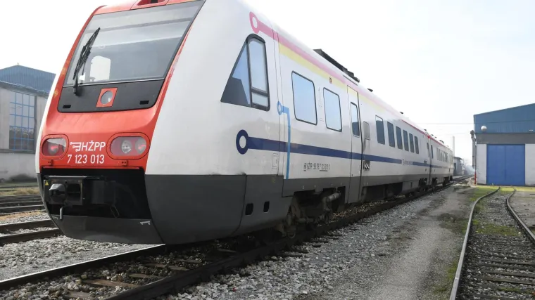 Dvanaestogodi&scaron;nja djevojčica preživjela nalet vlaka kraj Bjelovara, zadržana je u bolnici
