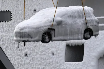 Prizori kakve niste nikada vidjeli: Brod uplovio u luku s hrpom novih auta koji su okovani ledom! Slijedi razbijanje...