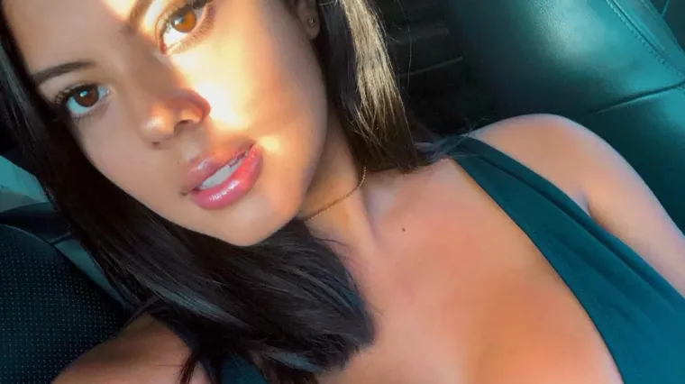 Svi bi htjeli kod vruće fitness trenerice: Provocira minijaturnim bikinijem, ra&scaron;irenim nogama i balonima na izvol'te