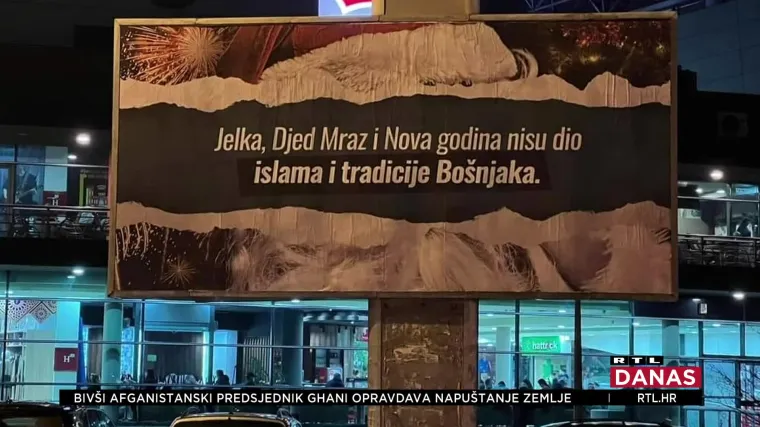 U Zenici postavljen ogroman plakat protiv Djeda Mraza i Nove godine