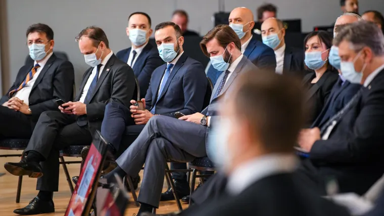 Političari građanima poželjeli da koronu ostavimo u 2021., u novoj žele najvi&scaron;e zdravlja