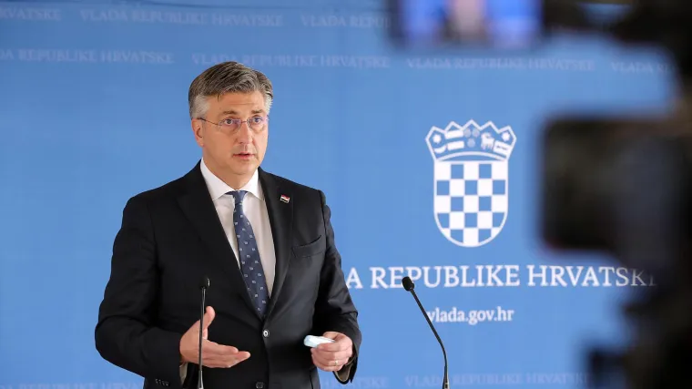 Plenković u novogodi&scaron;njoj čestitki: 'Iza nas je jo&scaron; jedna te&scaron;ka godina'