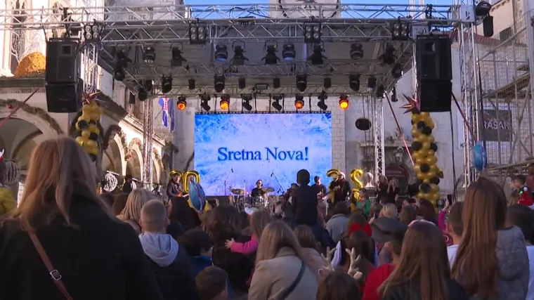 Mladi i stari Dubrovčani od podneva slave novu godinu, najmlađi imaju brojne želje: Nadaju se seki, Playstationu 5 i kraju korone