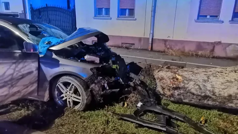 FOTO Vozilom u 5 ujutro se zabili u drvo, sru&scaron;ilo se od udarca: Hitna zbrinjavala stradale