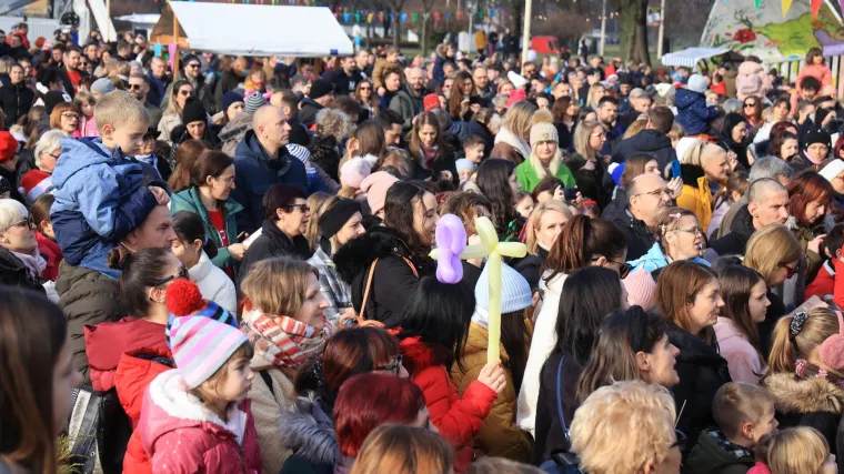 VIDEO Diljem Hrvatske dočekana dječja Nova godina: Gužve se stvarale u suncem okupanom Dubrovniku, ali i Osijeku