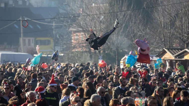 VIDEO U Fužinama proslavili Novu godinu: Građane zabavljao &Scaron;ajeta, sve zavr&scaron;ilo spektakularnim vatrometom