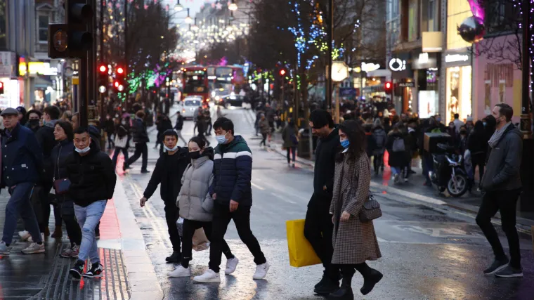 Velika Britanija pod ogromnim pritiskom na zdravstveni sustav. Nakon Božića porastao broj hospitaliziranih, nemaju ni kućnih testova