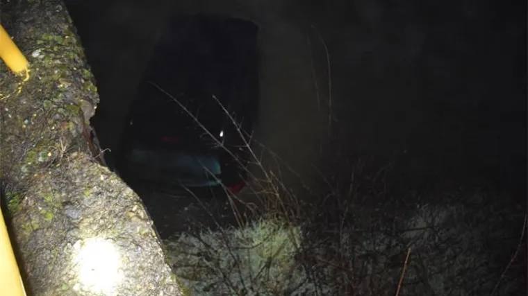 Mladić (20) prebrzo vozio kod Slavonskog Broda pa sletio u kanal: Suvozačica (20) je teško ozlijeđena