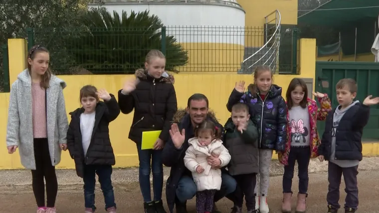 Samohrani otac Mateo i njegovih osam mali&scaron;ana imaju novi dom: 'To je lijepa priča koja je zavr&scaron;ila na Badnjak'