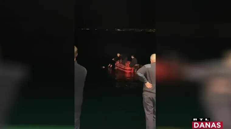 VIDEO Mu&scaron;karac se bacio s trajekta koji prometuje prema Braču. Putnici začuli skok pa pozvali pomoć