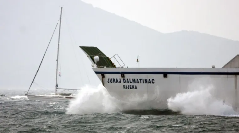 Putnik skočio u more: Dok ga je posada izvlačila, on se odupirao