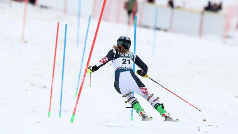 Problemi na Snježnoj kraljici: Staza popustila, skija&scaron;ice plivaju po mekom snijegu