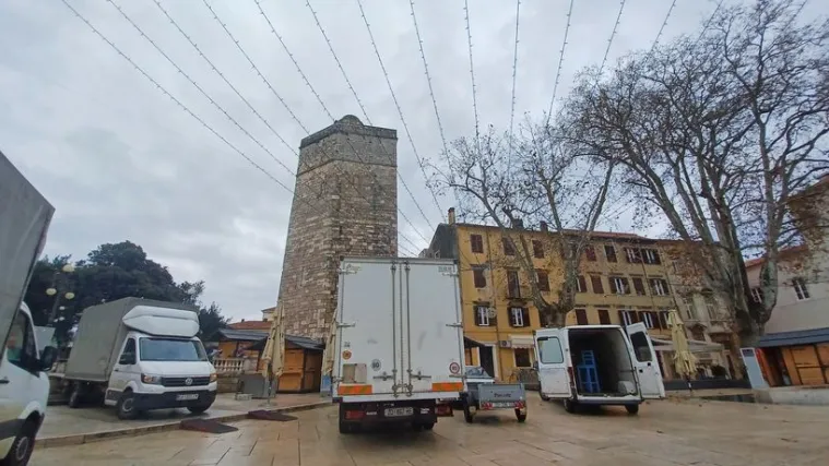 Gotova zimska razonoda na Zoranićevom trgu: Pakira se oprema i kućice se demontiraju