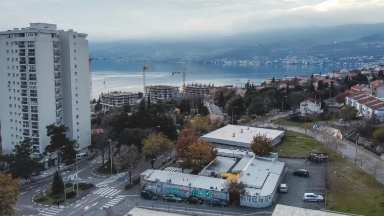 Srdoči bez grijanja: Puknuo toplovod, iz toplane Srdoči prekinuta isporuka toplinske energije