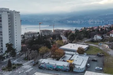 Srdoči bez grijanja: Puknuo toplovod, iz toplane Srdoči prekinuta isporuka toplinske energije