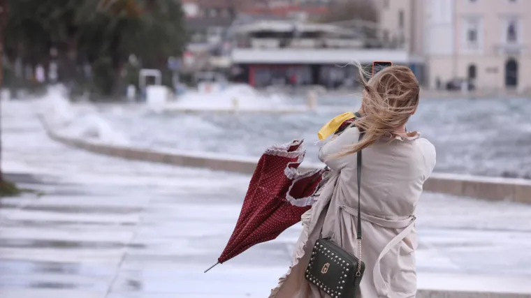 Zima se vraća na velika vrata: Slab snijeg ili susnježica, na kopnu sjeverac, pod  Velebitom orkanski udari bure