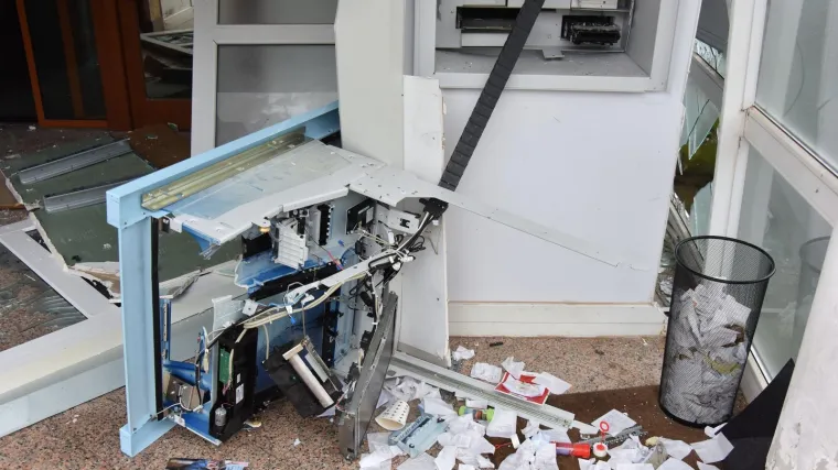 Raznesen jo&scaron; jedan bankomat kod Zapre&scaron;ića: Opet eksplozivom poku&scaron;ali doći do novca