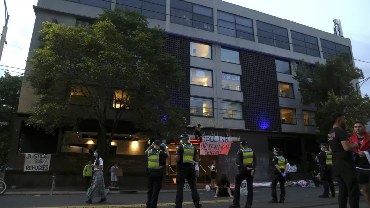 Đoković je navodno u hotelu koji je poznat po pokvarenoj hrani i po tome &scaron;to je često smje&scaron;taj za imigrante