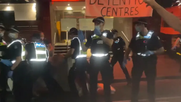 Kaos zbog Đokovića, dvoje ljudi privedeno. Potpredsjednik vlade o&scaron;tar: 'Nije iznad zakona, mogao bi biti deportiran'