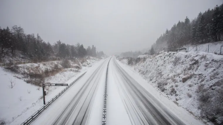 Nevrijeme blokiralo kamione i tegljače: Kolnici su mokri i skliski u većem dijelu zemlje