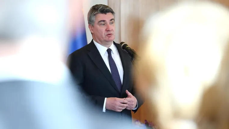 Milanović čestitao Božić pravoslavnim vjernicima; prozvao odgovorne za obnovu na Baniji