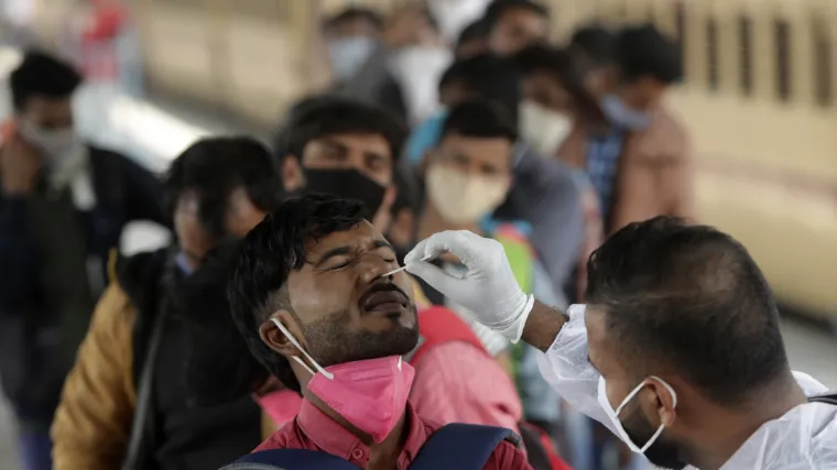 Najmanje 13 zaraženih putnika pobjeglo je iz zračne luke i bolnice kako bi izbjegli karantenu, traži ih policija