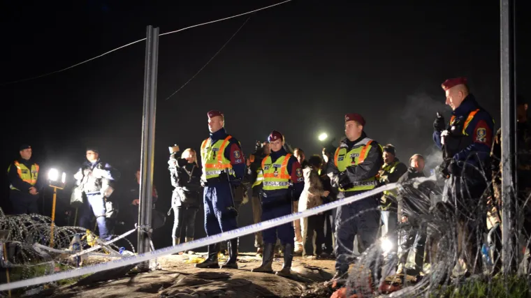 Projurio kroz prijelaz poku&scaron;av&scaron;i prevesti migrante, a kada ga nije spriječio ni policajac pred vozilom, zapucali su