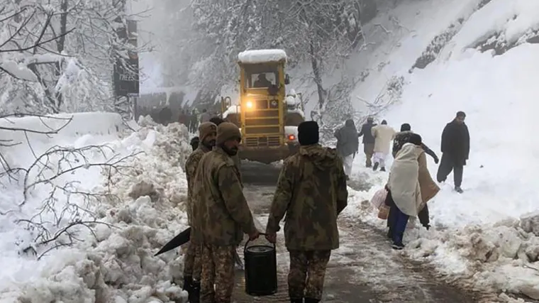 Najmanje 21 čovjek poginuo je nakon &scaron;to su obilni snježni nanosi zarobili tisuće ljudi na cestama