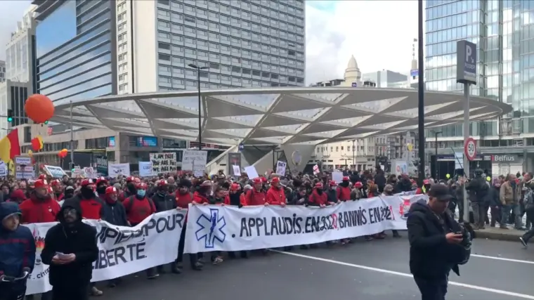 U Bruxellesu tisuće prosvjeduju protiv zdravstvenih restrikcija, nose transparente 'Ne diktaturi cijepljenja'