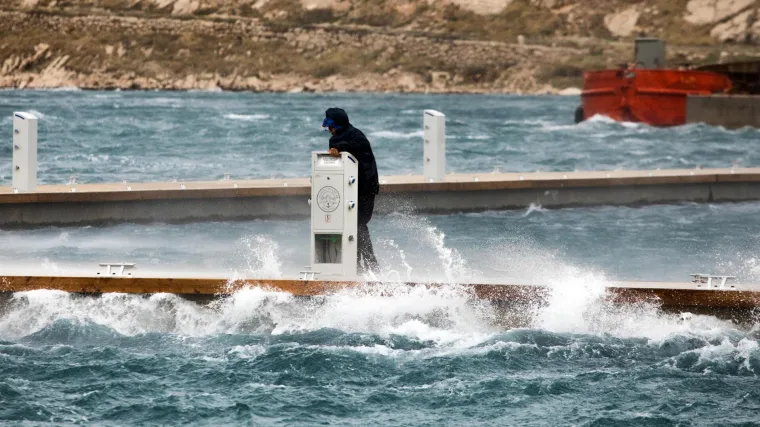 Iako nas očekuju vi&scaron;e temperature, uz sjeverac bit će hladnije: Orkanski udari pod Velebitom donijet će snijeg do obale