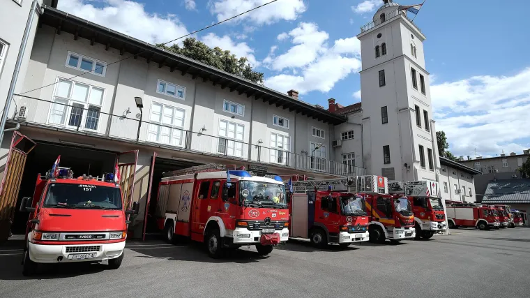 Izbio požar u skladi&scaron;tu na Maksimirskoj cesti u Zagrebu. Promet je zaustavljen od Jordanovca do Ma&scaron;ićeve ulice