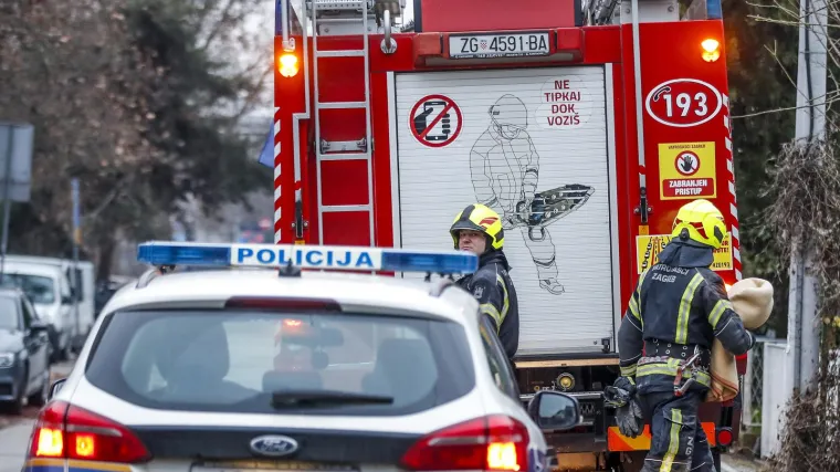 Zapalila se kuhinja, osoba ju poku&scaron;ala gasiti pa su je kroz prozor morali spa&scaron;avati vatrogasci