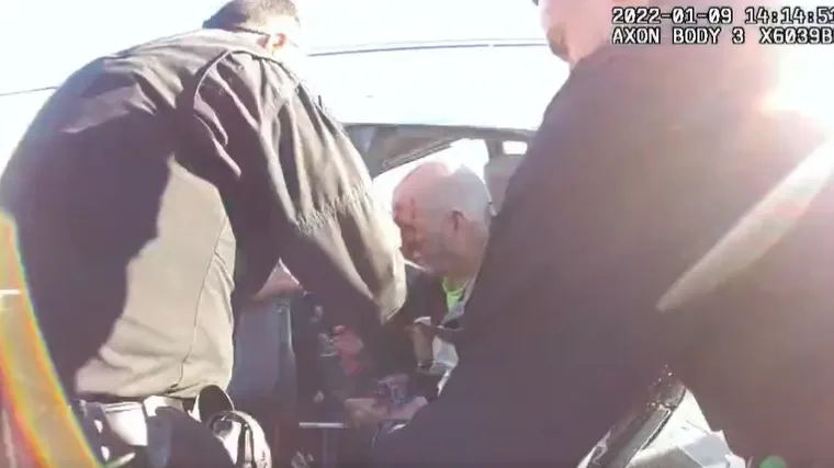 Dramatične snimke: Avion pao na prugu pa ga jo&scaron; pogodio vlak! Pilot spa&scaron;en u zadnjim sekundama