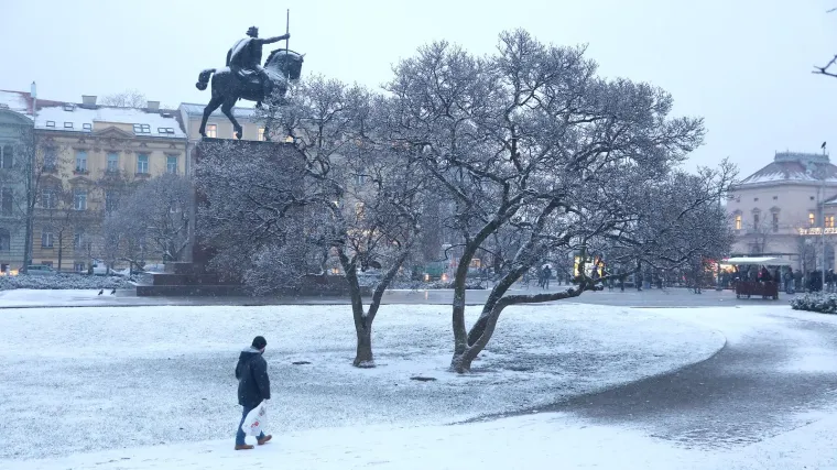 FOTO U Zagrebu pada snijeg, objavljeno crveno upozorenje za Kvarner i dio Dalmacije, a dio A1 zatvoren je za promet