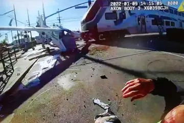 Ovog nema ni u Hollywoodu: Vlak naletio na avion! Policajci u zadnji čas spasili pilota