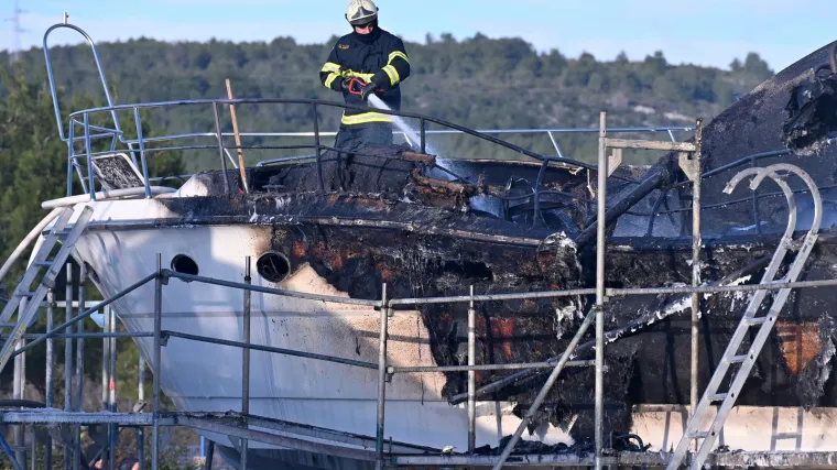 Izgorjela jahta dugačka 20 metara: Vatrogasci su obuzdali plamen, ali gotovo ništa od plovila nije ostalo...