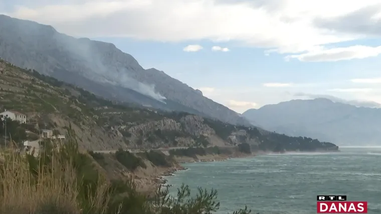 Bura radila kr&scaron; i lom po Dalmaciji: Zaustavila promet, prevrnula tegljač i usmrtila čovjeka, a vatrogascima otežavala posao
