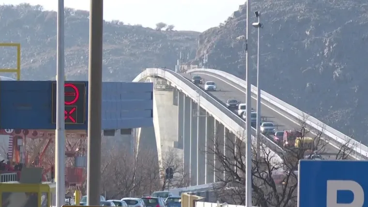 Bura razorila Kvarner: Sru&scaron;ila staru kamenu kuću, prevrnula vozilo, zatvorila prometnice i zaustavila trajekte