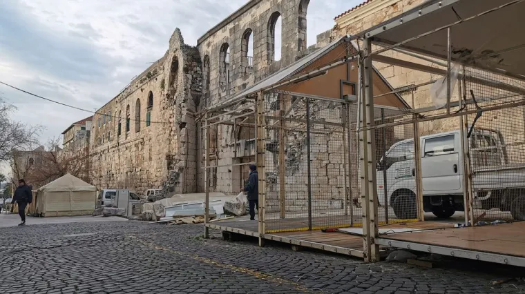 Počela demontaža &scaron;tandova na splitskom Pazaru, Ivo&scaron;ević poručio: 'Ipak se kreće'