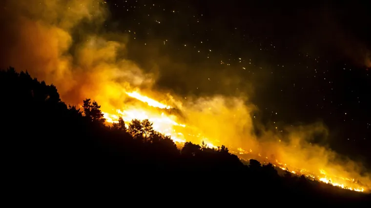 Ne smiruje se situacija s požarom u Lokvi Rogoznici, na terenu vi&scaron;e od sto vatrogasaca, vatra bila blizu kuća