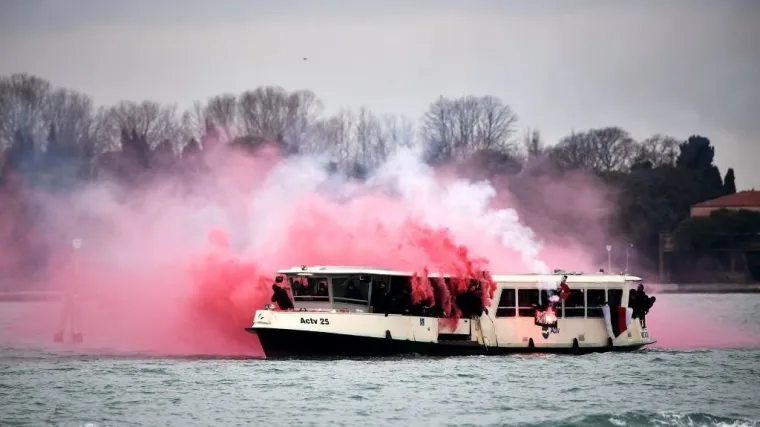 VIDEO Nevjerojatni prizori: Sukob navijača Milana i Venezije na brodovima