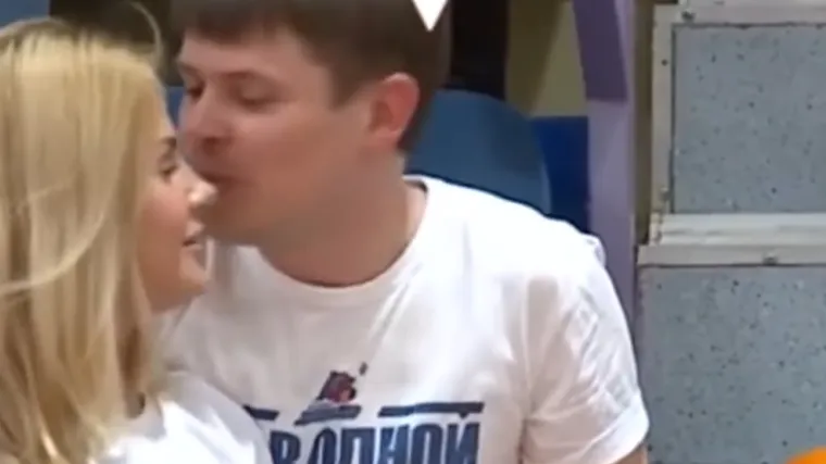 Poljubio ju pred svima, a njena reakcija nije bila baš ono što je očekivao