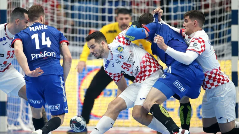 Hrvatska izgubila od Francuske u kaotičnoj utakmici na otvorenju Eura, Mandića čeka kazna zbog plavog kartona