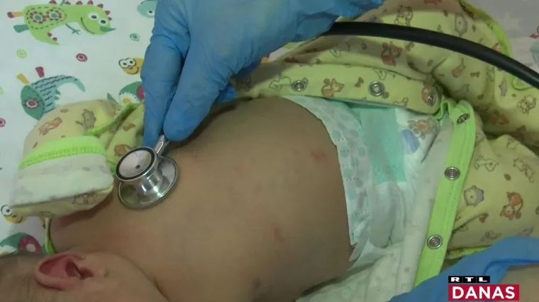 Tri dana staru djevojčicu netko je ostavio u kutiji na sibirskoj hladnoći, spasila je petorica maloljetnika. Jedva je preživjela