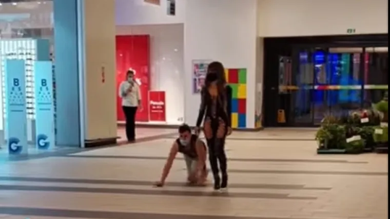 VIDEO Mladi par trgovačkim centrom pro&scaron;etao u neobičajenom izdanju: 'Htjeli smo napraviti ne&scaron;to zabavno'