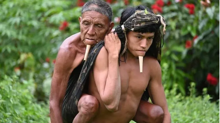 Slika koja je obi&scaron;la svijet: Nosio oca na leđima &scaron;est sati kroz pra&scaron;umu kako bi se cijepio protiv koronavirusa