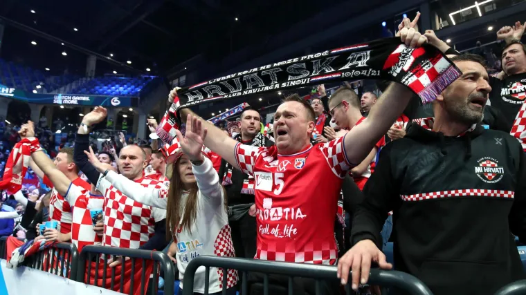 Hrvatski navijači ispunili tribine u Pick Areni na utakmici Hrvatske i Srbije