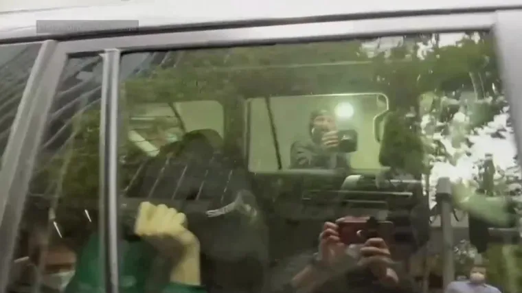 Kasno večeras trebala bi se znati odluka o Đokoviću u Australiji, ovaj put se krio od kamera dok su ga odvozili